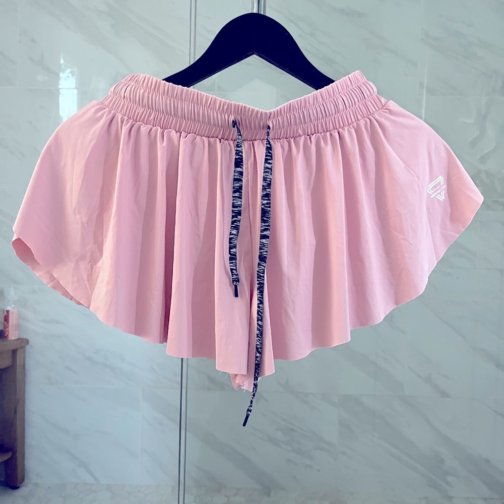 Pink preppy flowey trendy shorts! Size fits all xsmall-medium, Never worn!
